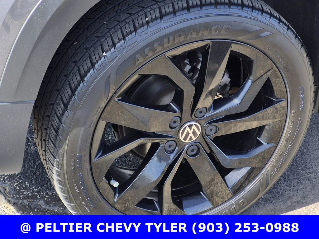 Used 2023 Volkswagen Taos SE w/ Black Wheel Package image 7