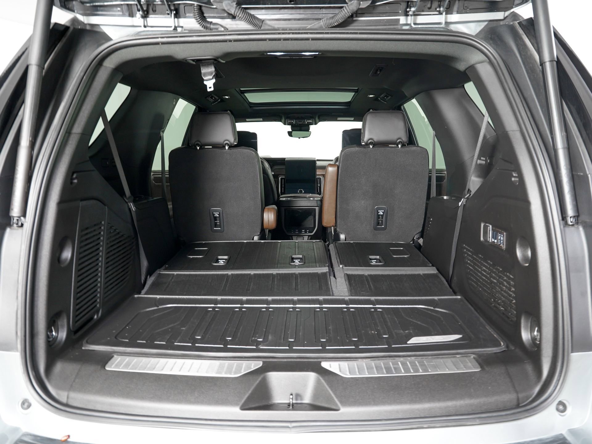 Used 2025 GMC Yukon Denali Ultimate w/ LPO, Floor Liner Package AWD/4WD image 12