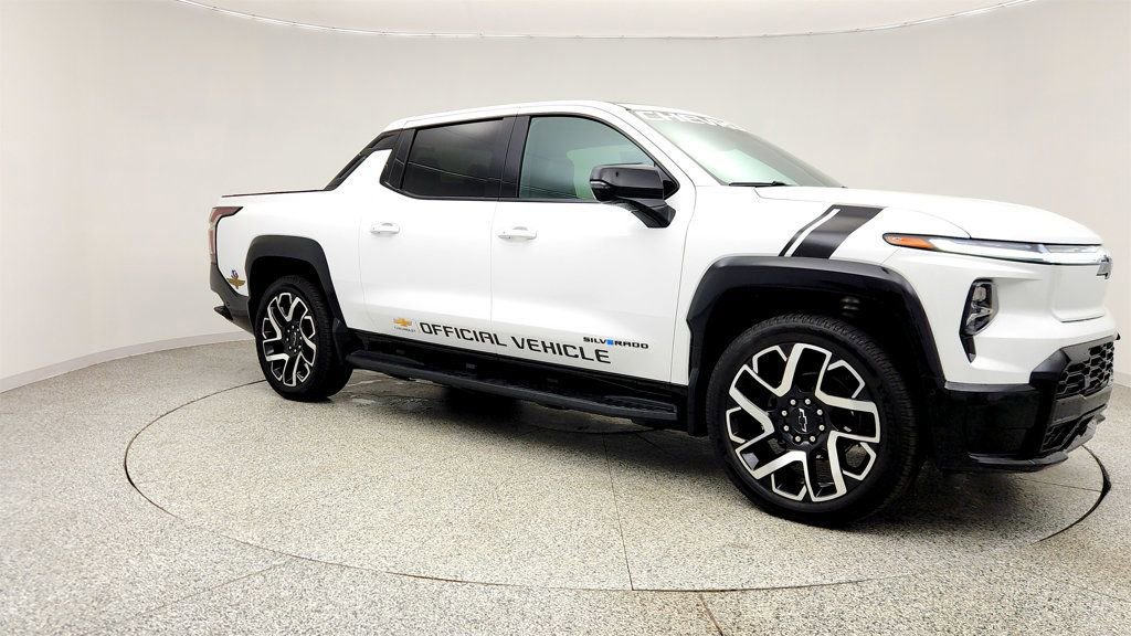 Used 2025 Chevrolet Silverado EV RST AWD/4WD image 3