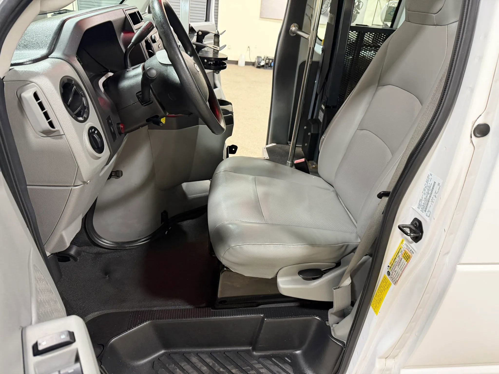 Used 2014 Ford E-250 and Econoline 250 Extended w/ Power Group RWD image 29