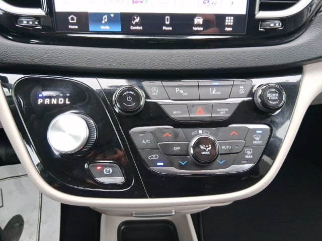 Used 2024 Chrysler Pacifica Touring-L image 28