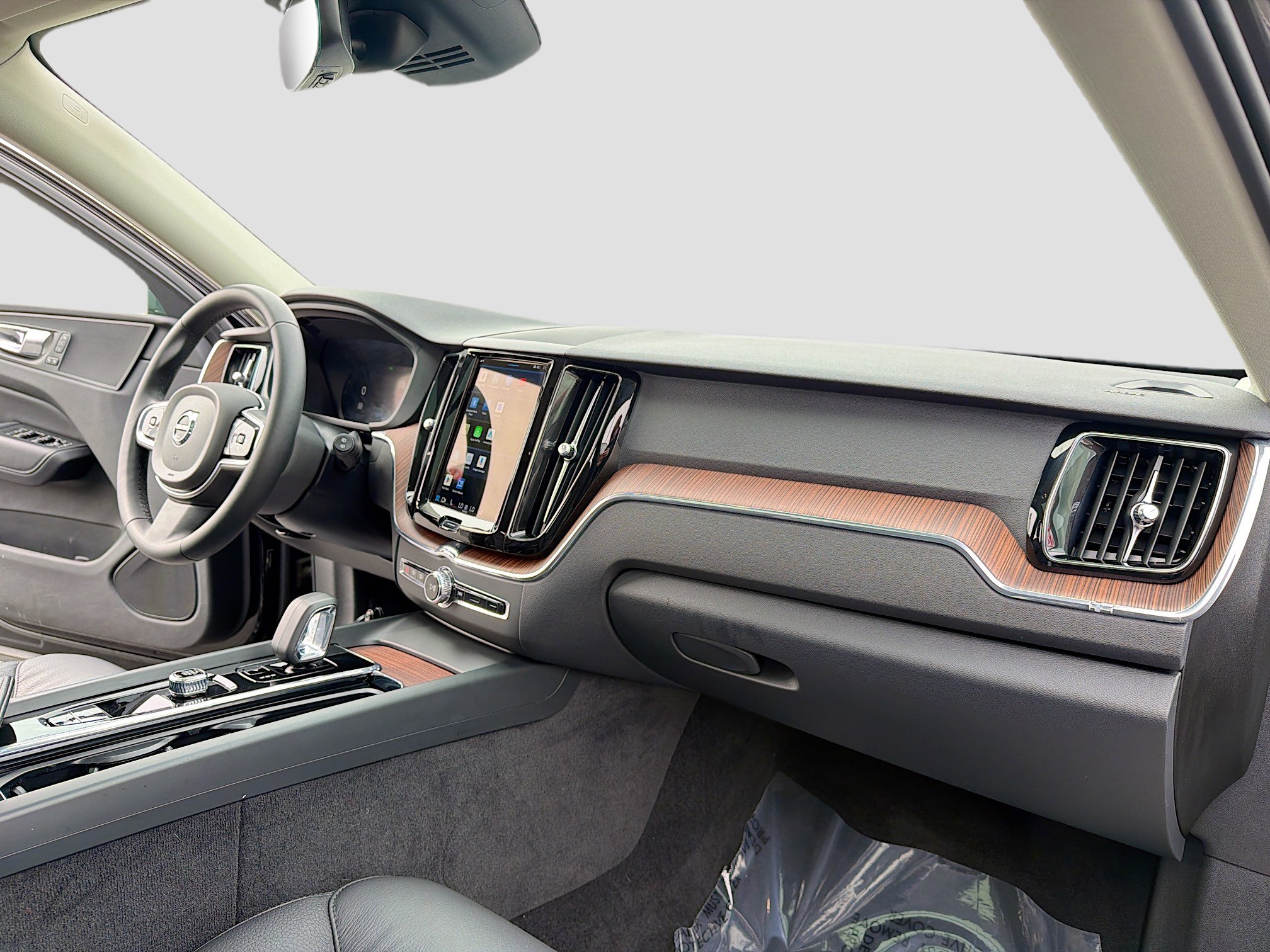 Used 2024 Volvo XC60 B5 Plus image 5