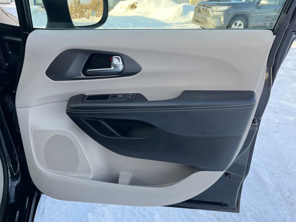 Used 2023 Chrysler Pacifica Touring-L image 26