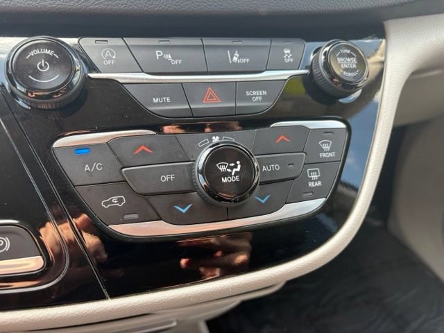Used 2024 Chrysler Pacifica Touring-L FWD image 32