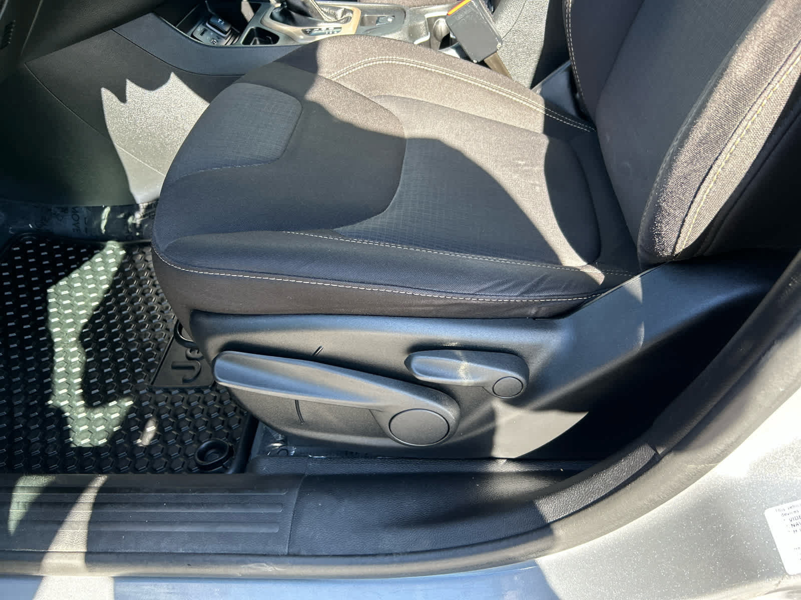 Used 2015 Jeep Cherokee Latitude w/ Cold Weather Group FWD image 11