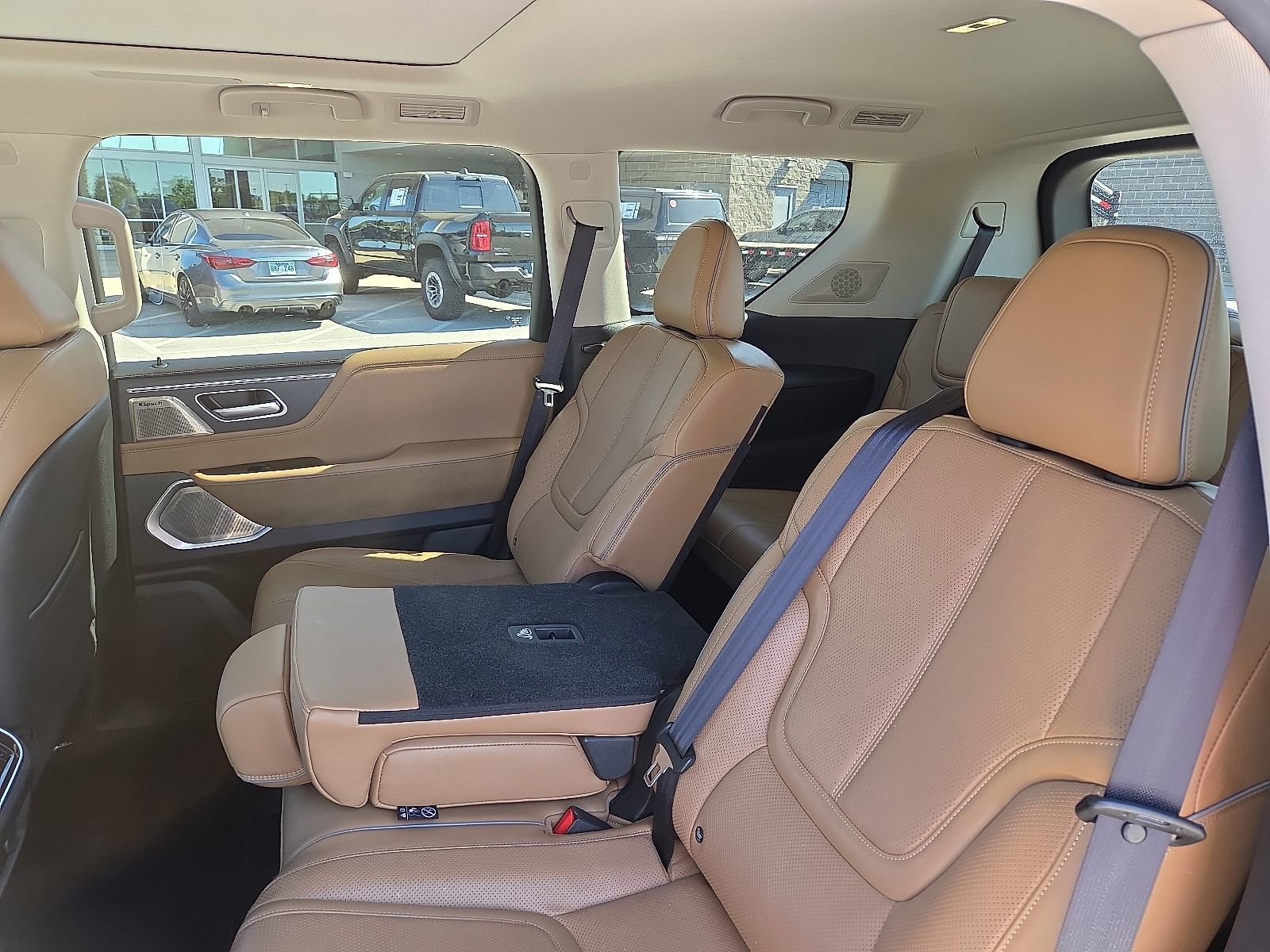 Used 2025 INFINITI QX80 Sensory AWD/4WD image 10