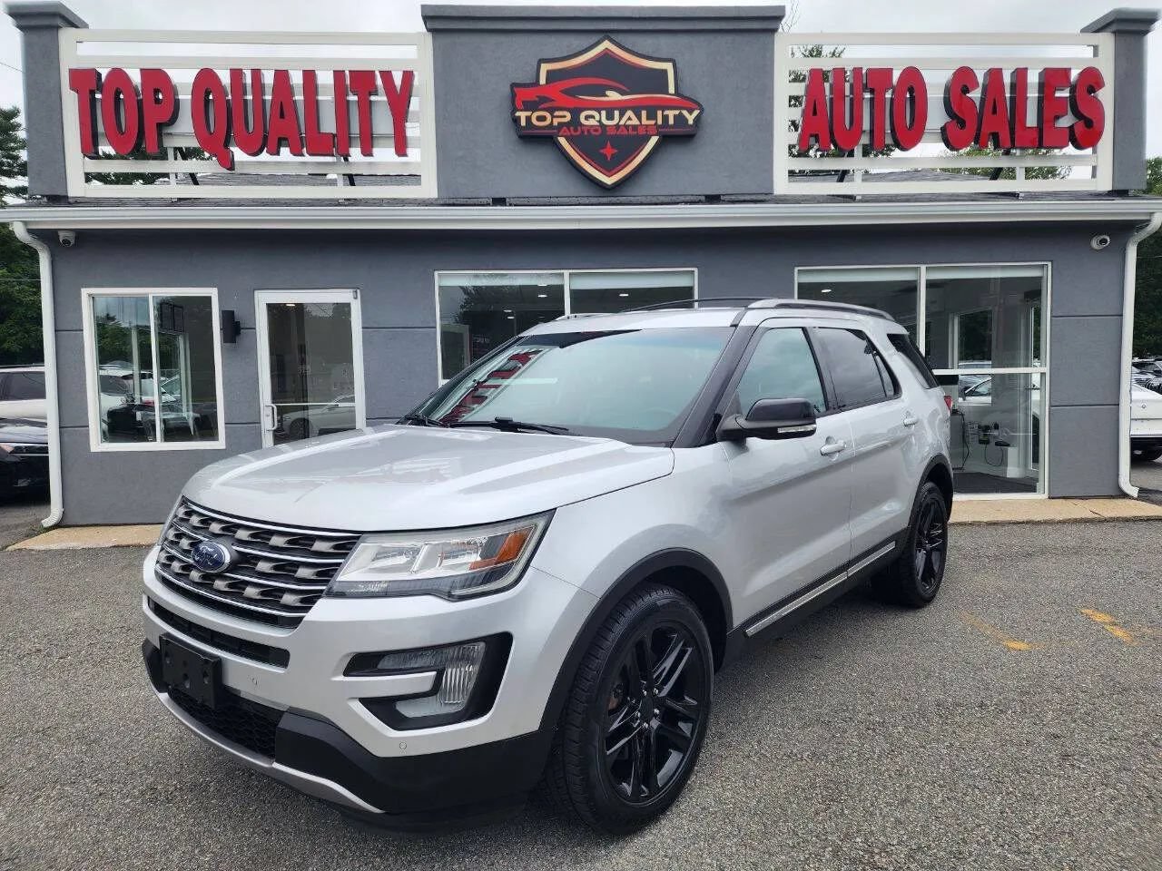 Used 2016 Ford Explorer XLT w/ Equipment Group 202A AWD/4WD image 1