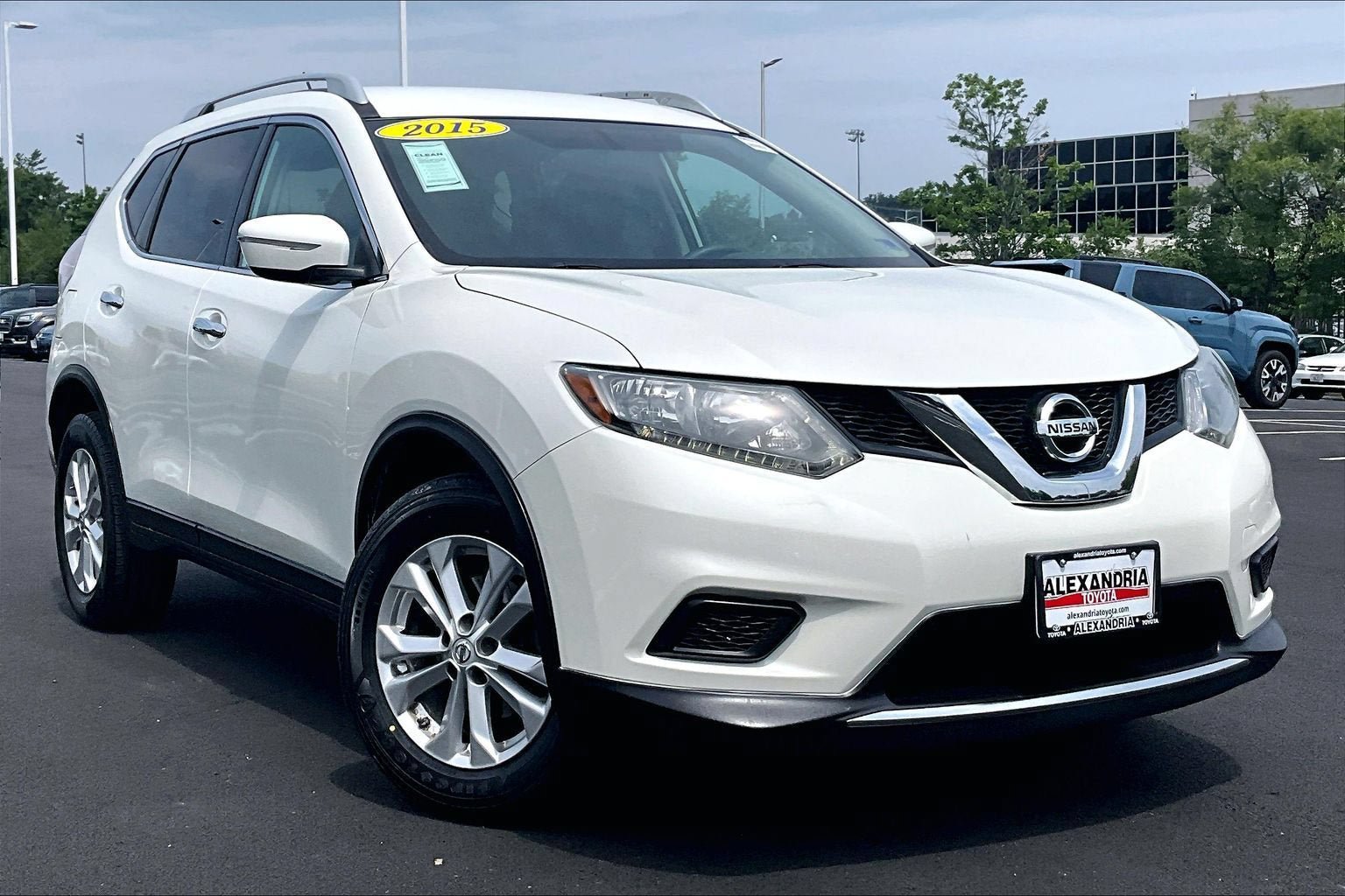Used 2015 Nissan Rogue SV AWD/4WD image 2