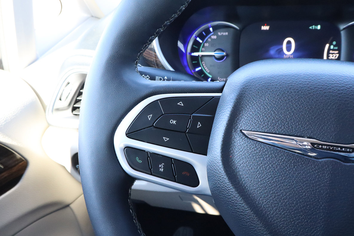 Used 2023 Chrysler Pacifica Limited image 32