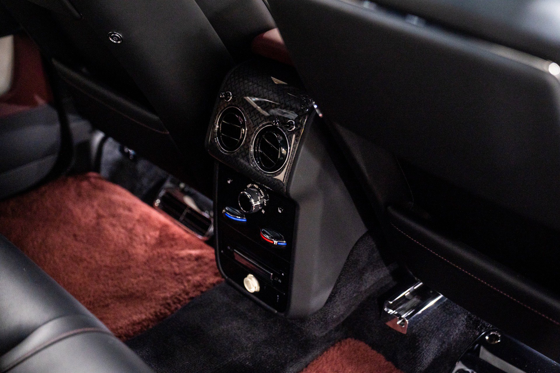 Used 2022 Rolls-Royce Cullinan Black Badge w/ Dark Exterior Package image 39