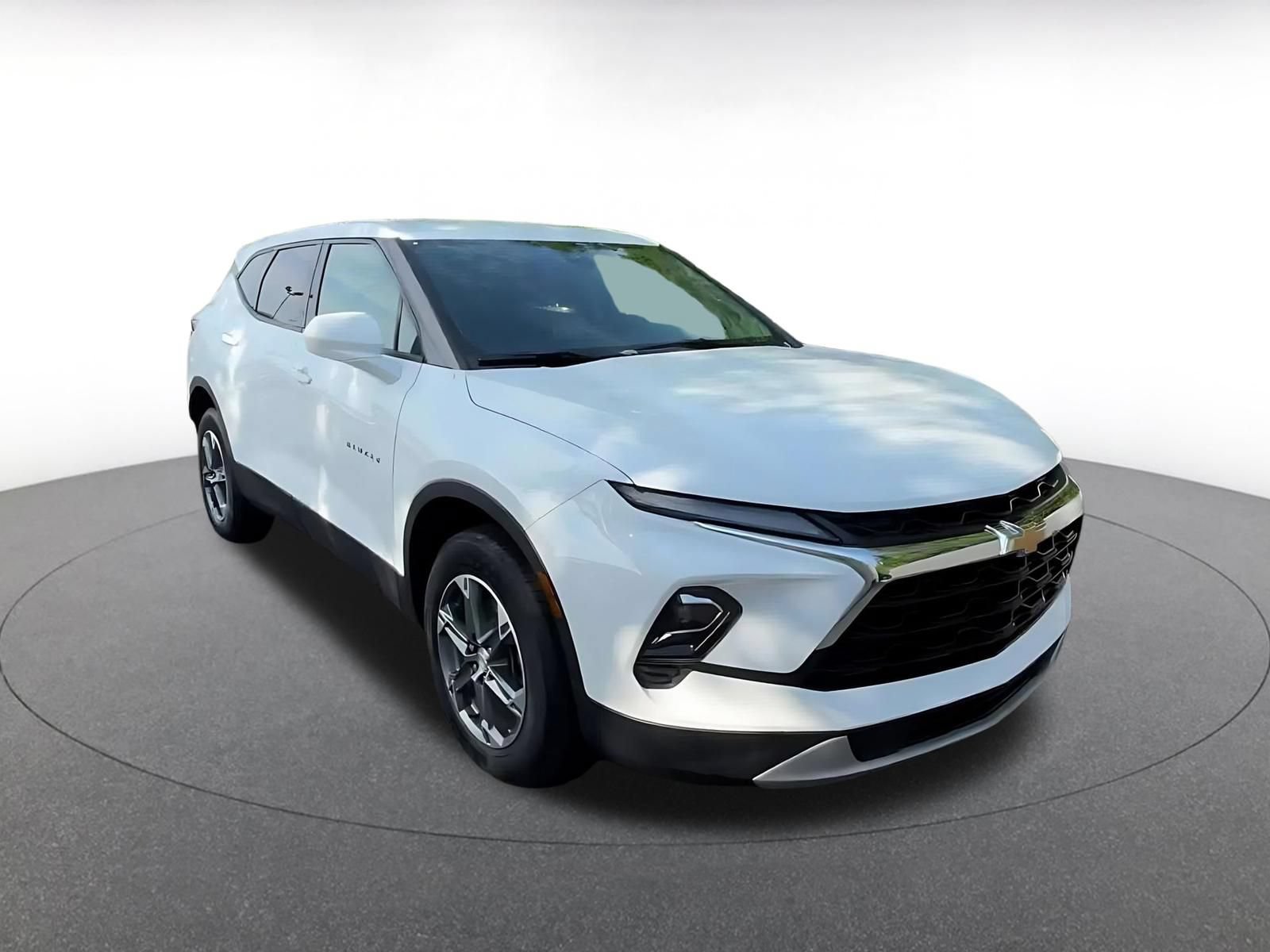 Used 2025 Chevrolet Blazer LT FWD image 3