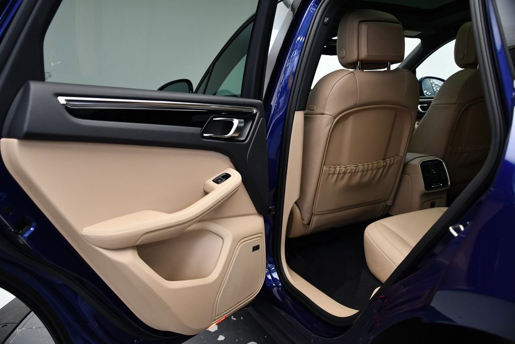 Used 2025 Porsche Macan image 40