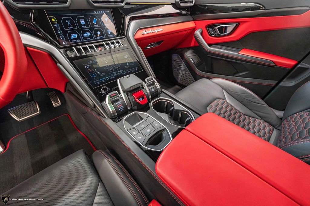 Used 2022 Lamborghini Urus AWD/4WD image 45