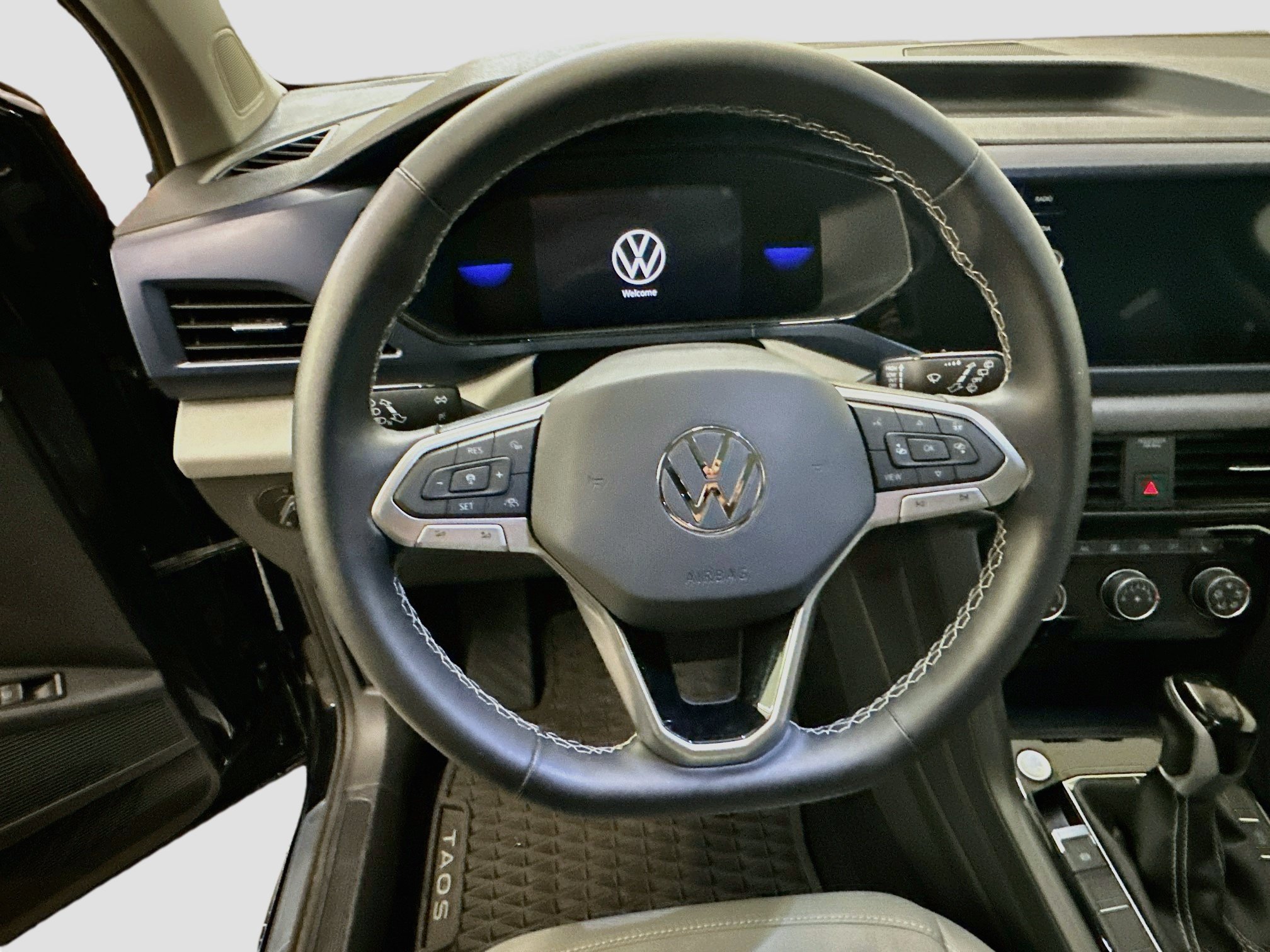 Used 2023 Volkswagen Taos SE w/ Panoramic Sunroof Package AWD/4WD image 18