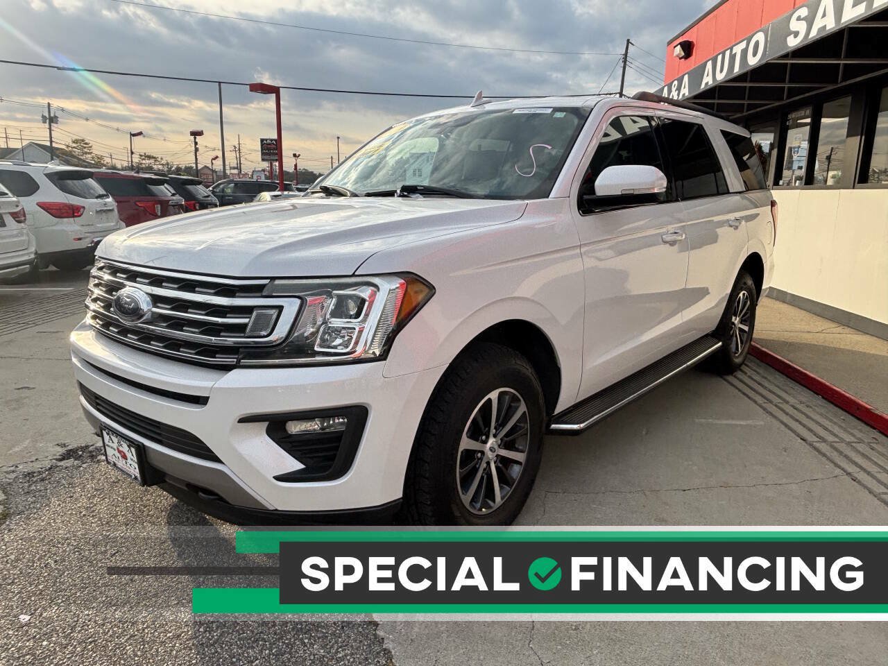 Used 2018 Ford Expedition XLT w/ Equipment Group 202A AWD/4WD image 1