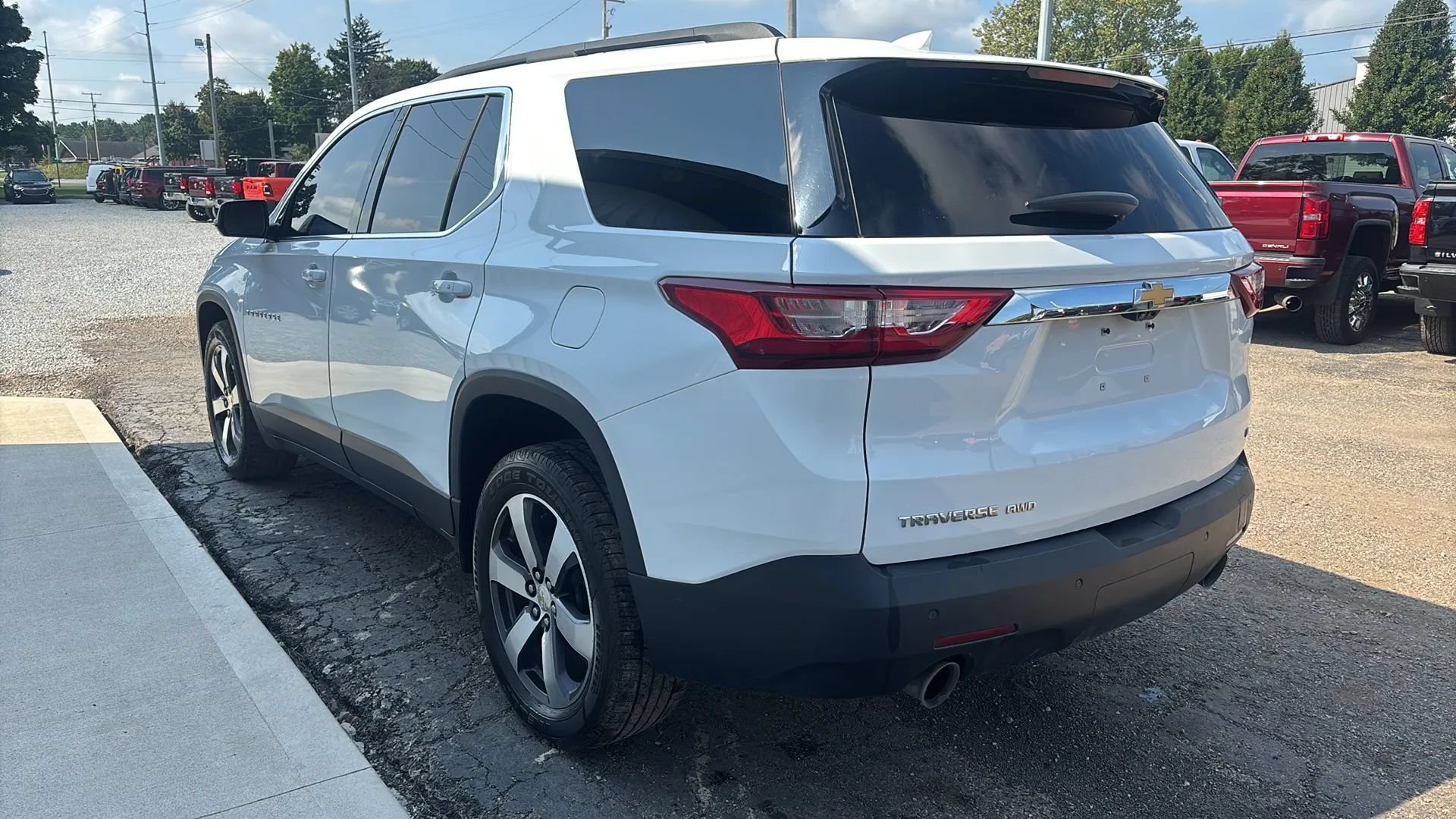 Used 2020 Chevrolet Traverse LT w/ LT Premium Package AWD/4WD image 9