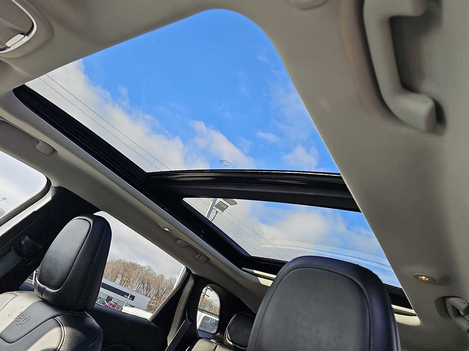 Used 2022 Jeep Cherokee Latitude Lux w/ Sun & Sound Group AWD/4WD image 16