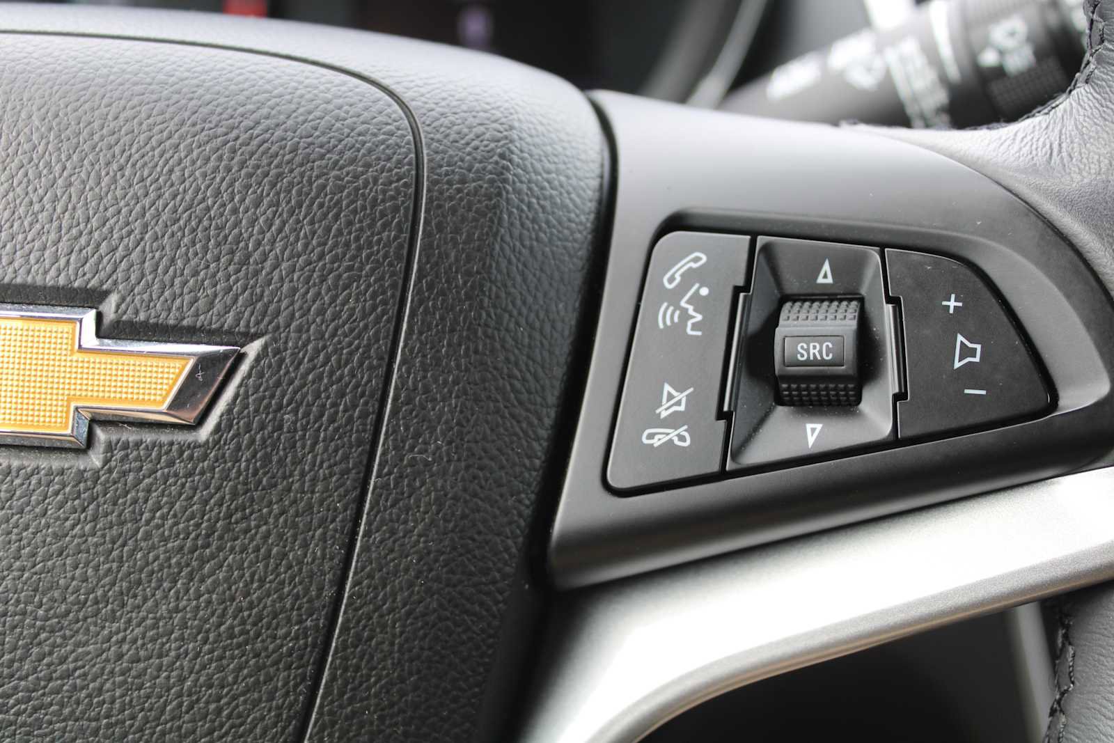 Used 2022 Chevrolet Trax LT w/ LT Convenience Package image 16