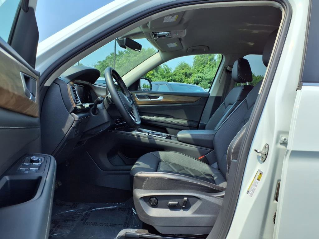 Used 2025 Volkswagen Atlas SE image 19