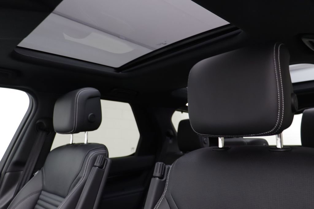 Used 2025 Land Rover Discovery S image 13