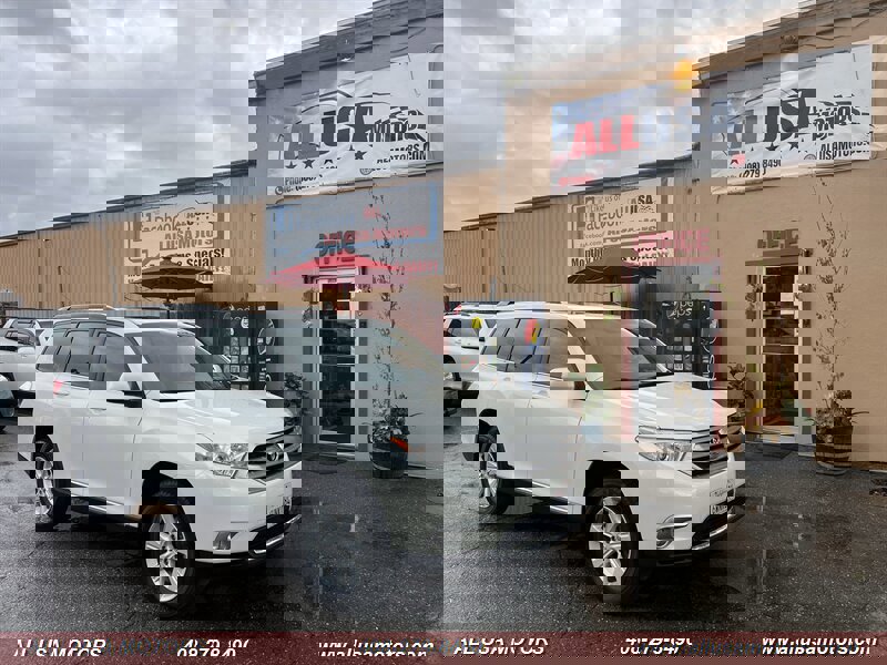 Used 2012 Toyota Highlander SE w/ Tow Pkg image 3