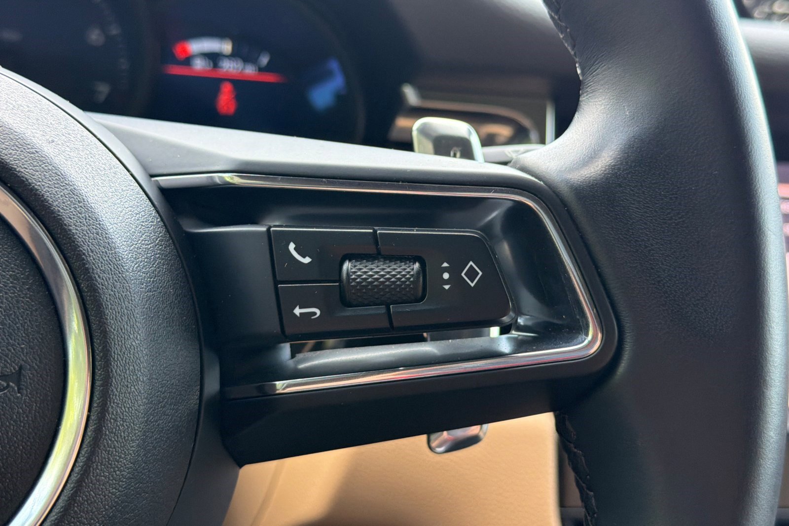 Used 2025 Porsche Macan image 31