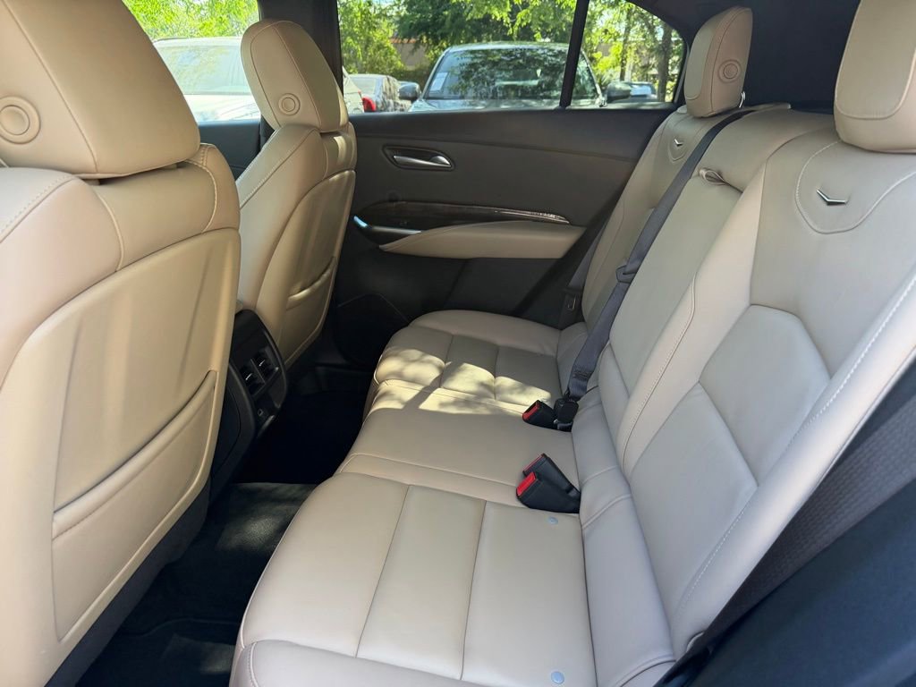 Used 2025 Cadillac XT4 Premium Luxury image 11