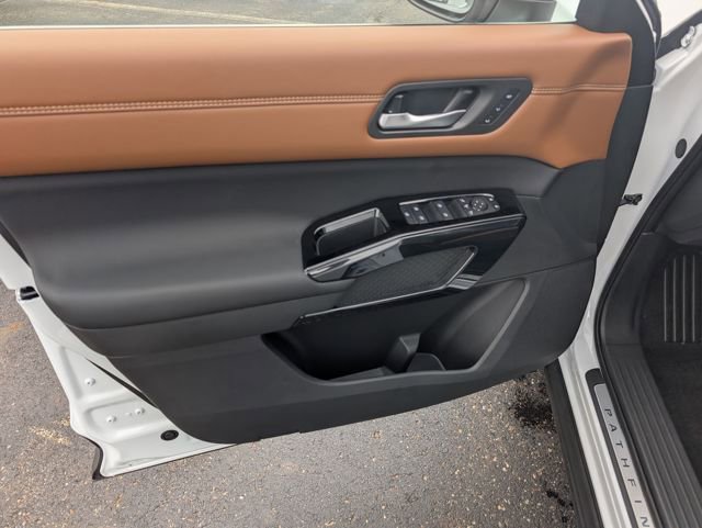 New 2026 Nissan Pathfinder Platinum image 16