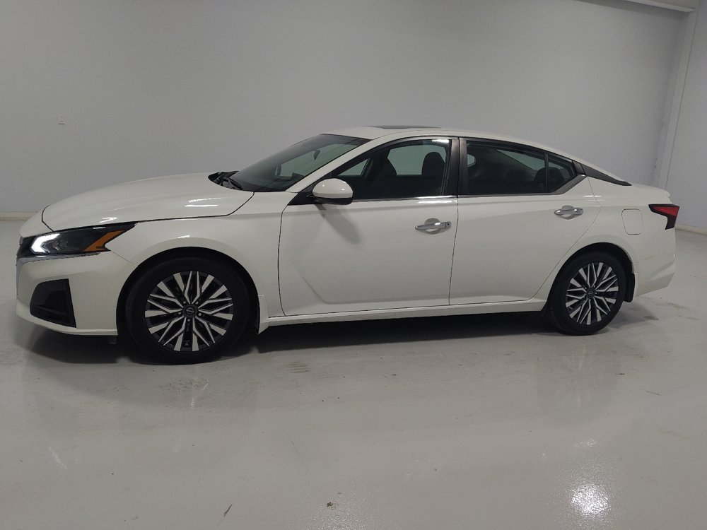 Used 2023 Nissan Altima 2.5 SV w/ SV Premium Package FWD image 2