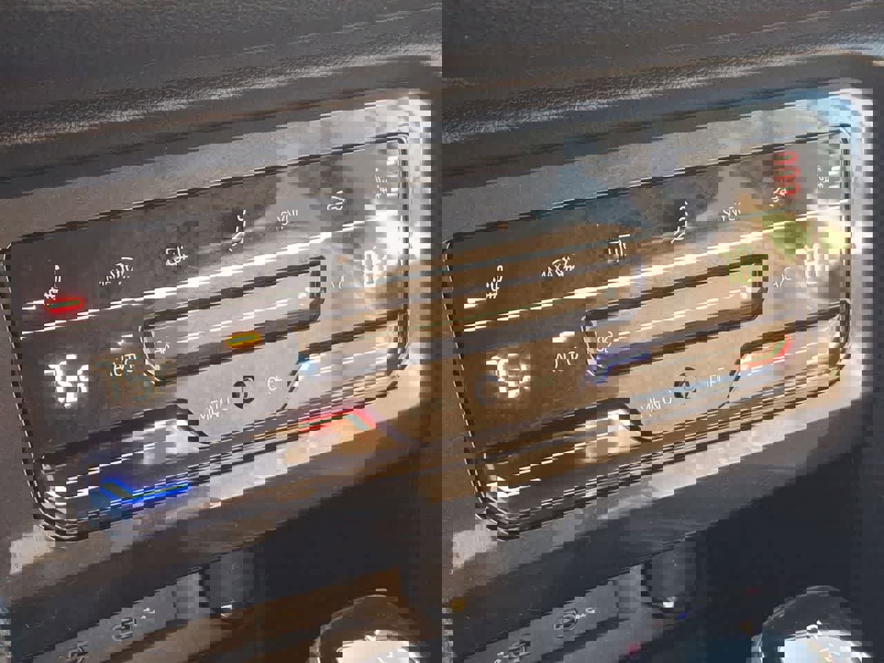 Used 2024 Volkswagen Tiguan SE image 25