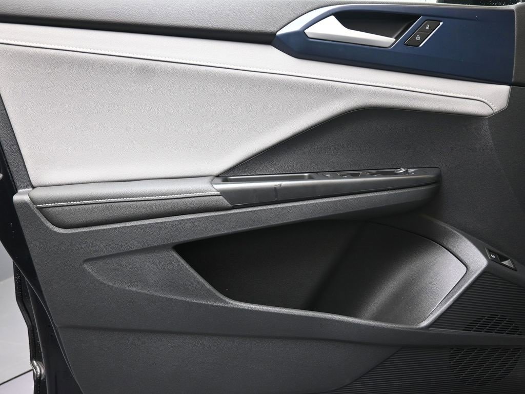 Certified 2024 Volkswagen Taos SE image 23