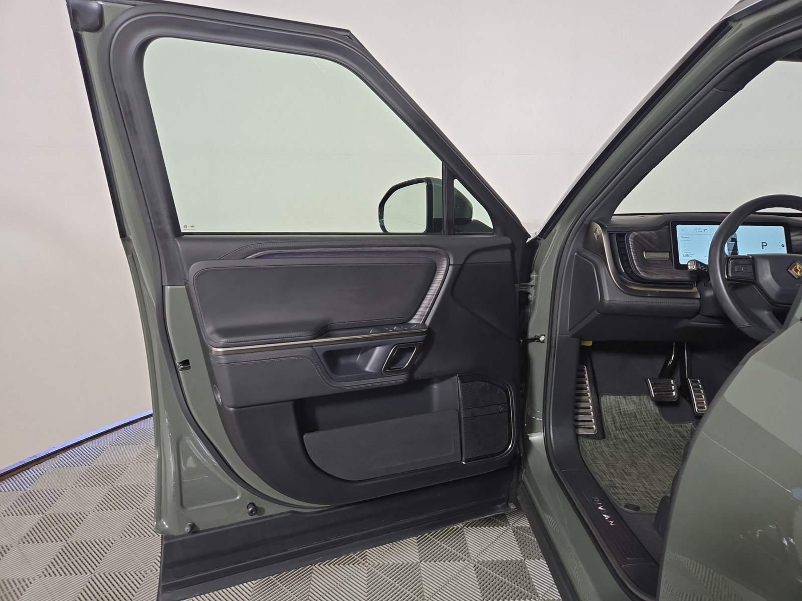 Used 2023 Rivian R1S Launch Edition image 16