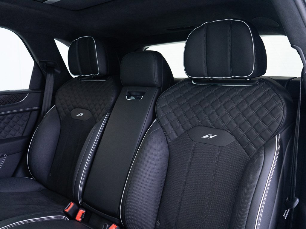 Used 2025 Bentley Bentayga image 24