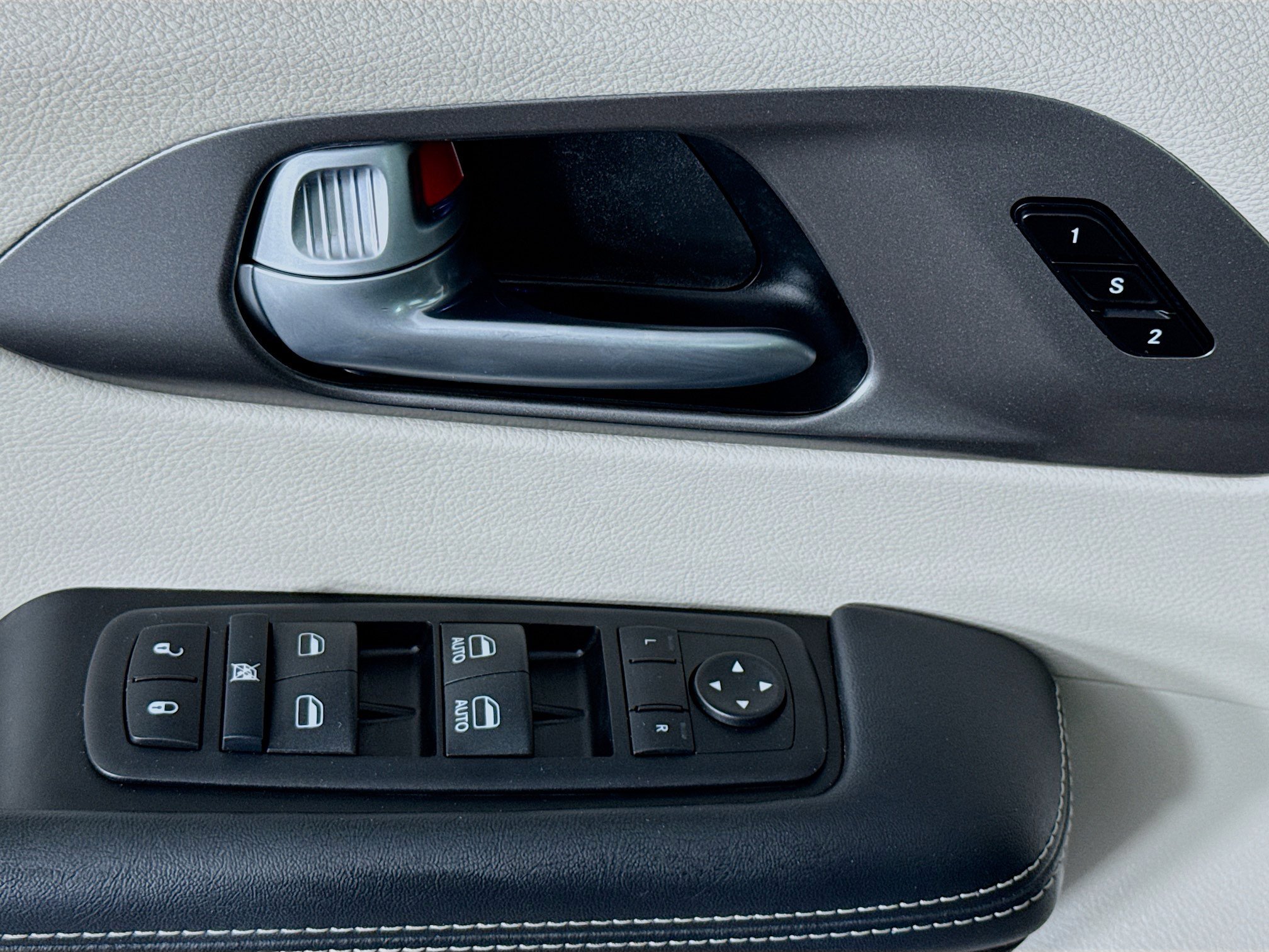 Used 2024 Chrysler Pacifica Touring-L FWD image 23
