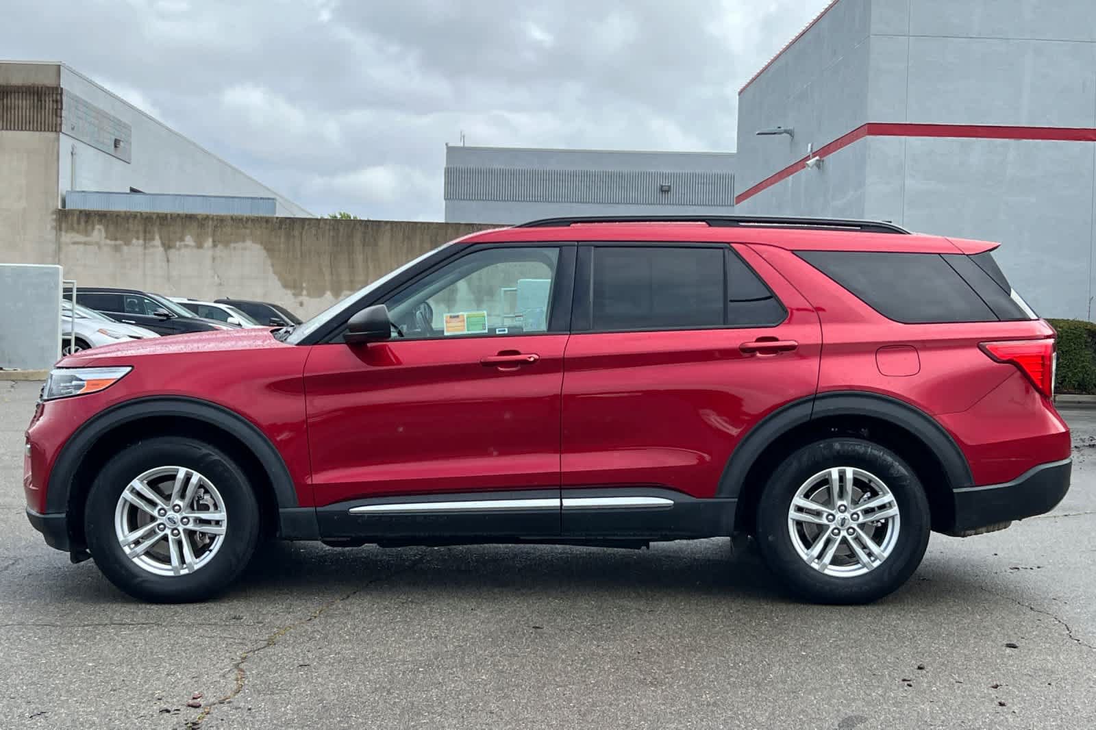 Used 2021 Ford Explorer XLT w/ Equipment Group 202A AWD/4WD image 9