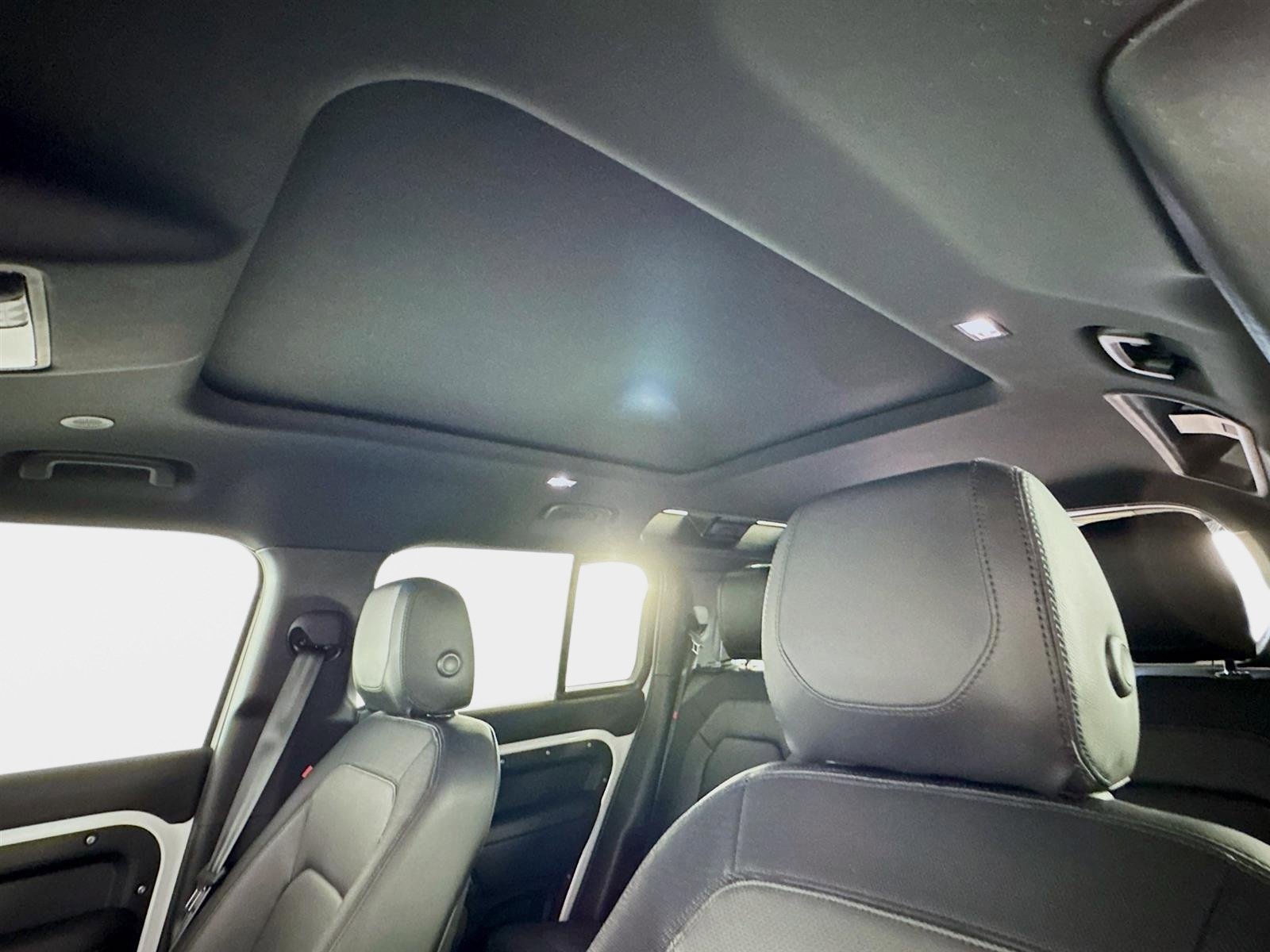 Used 2024 Land Rover Defender 110 X-Dynamic SE image 15