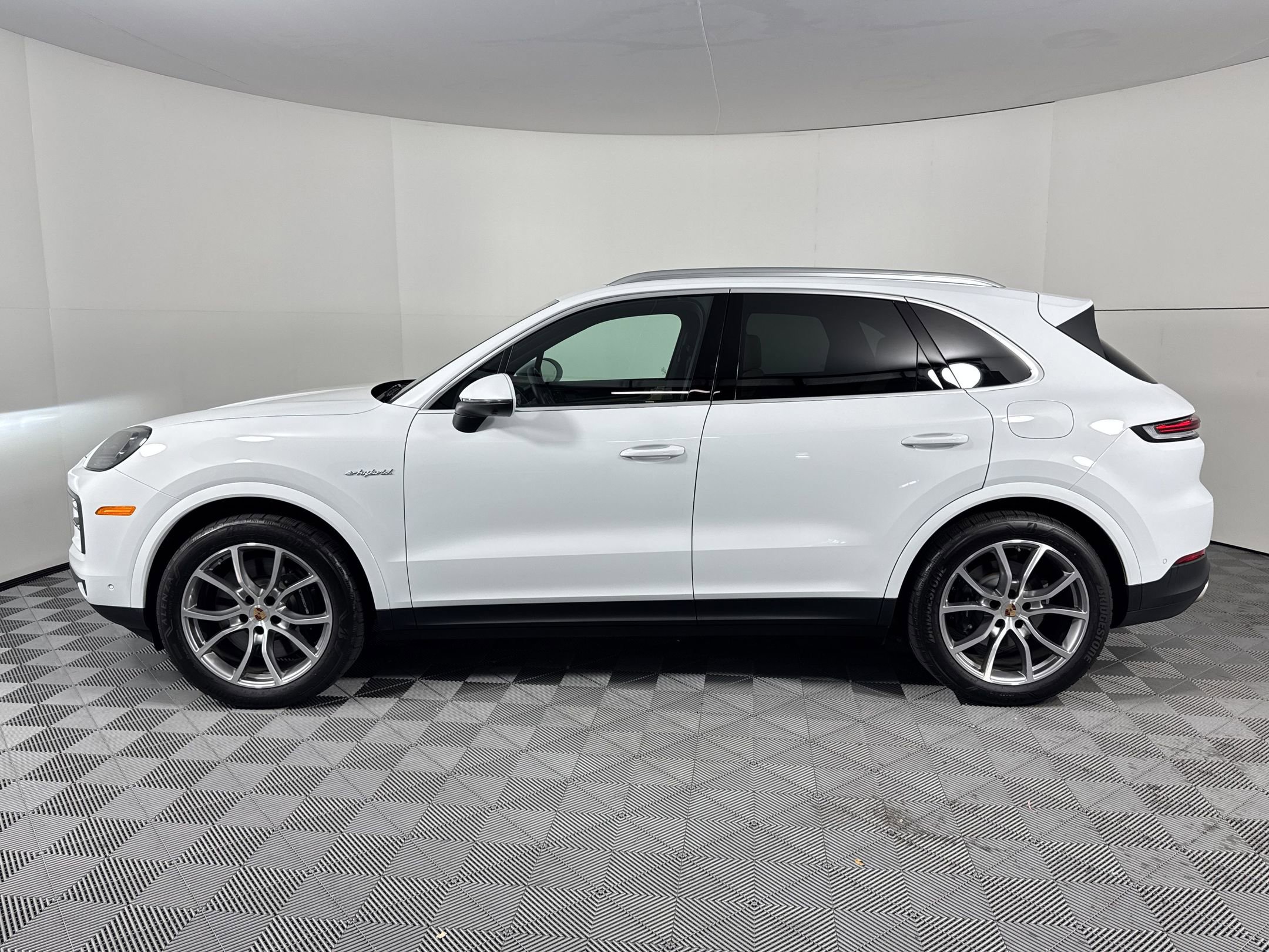 Certified 2025 Porsche Cayenne E-Hybrid image 2