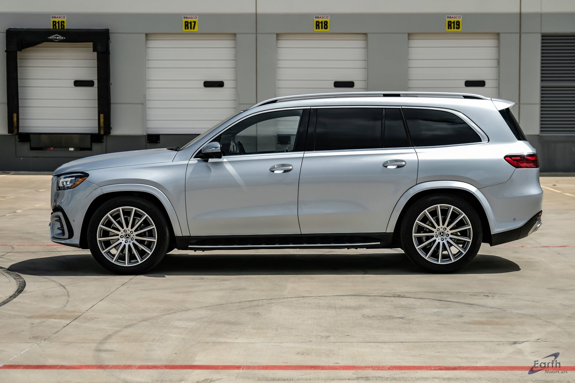 Used 2025 Mercedes-Benz GLS 580 4MATIC image 7