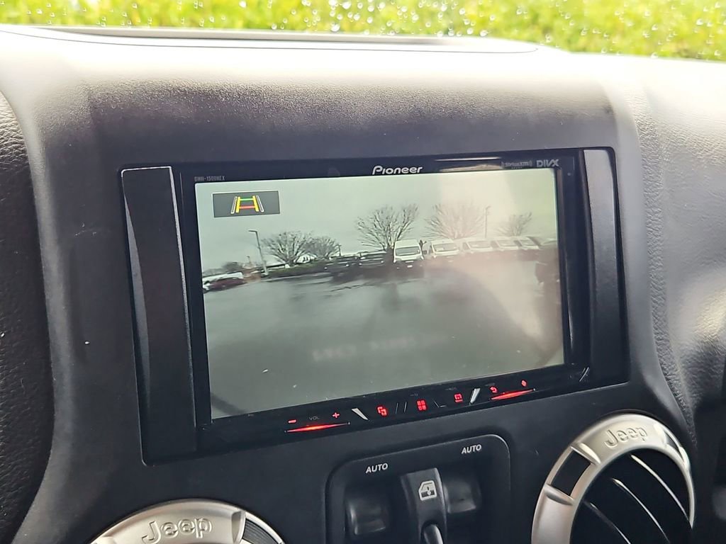 Used 2017 Jeep Wrangler Unlimited Rubicon w/ Connectivity Group image 19