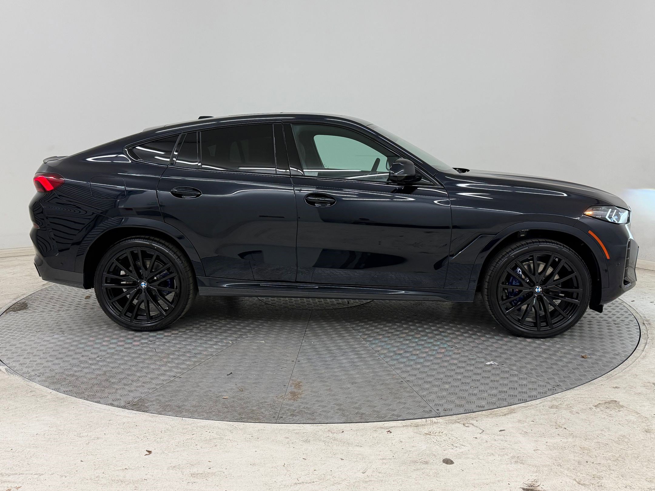 New 2026 BMW X6 xDrive40i w/ Climate Comfort Package image 8