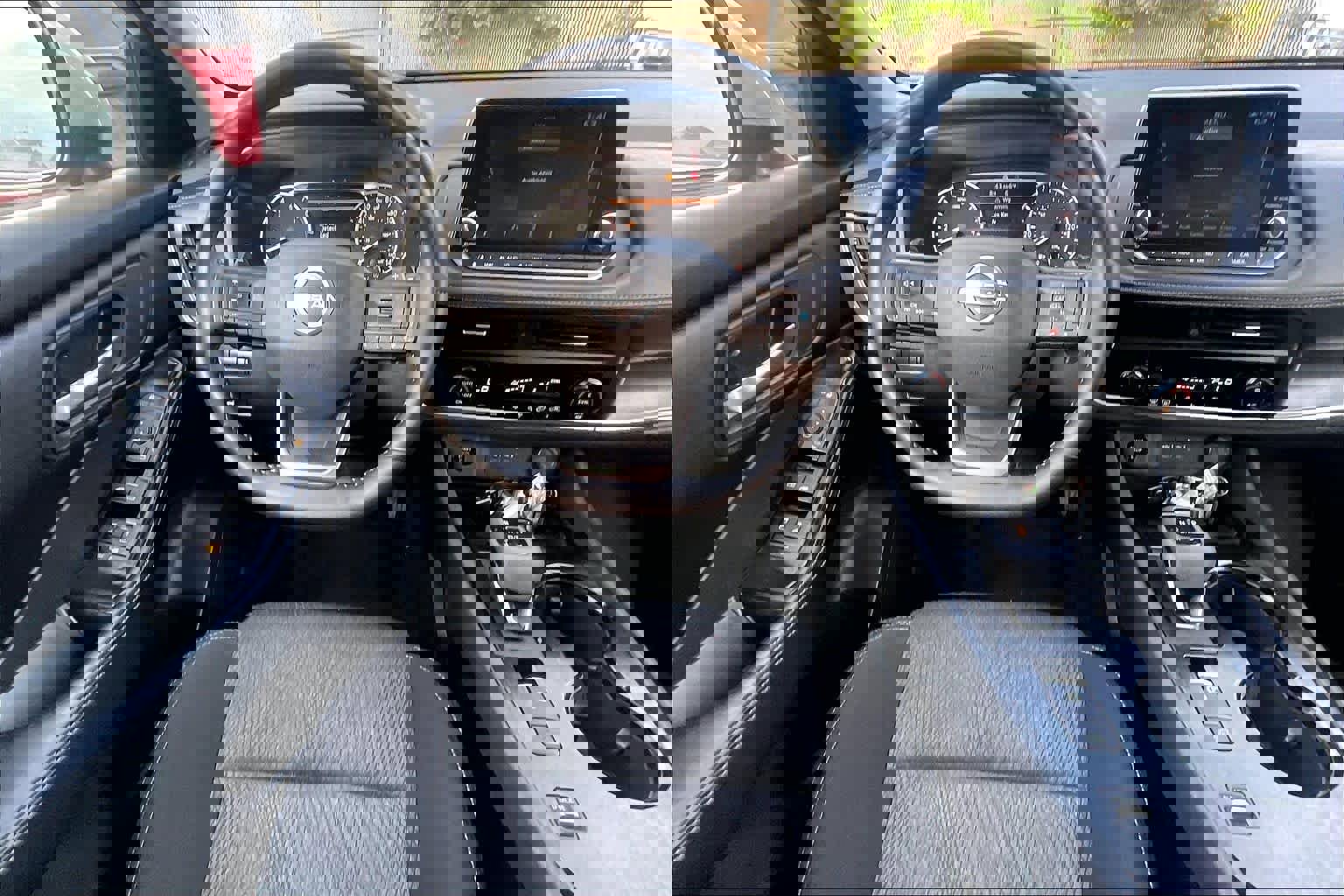 Used 2025 Nissan Rogue SV image 6