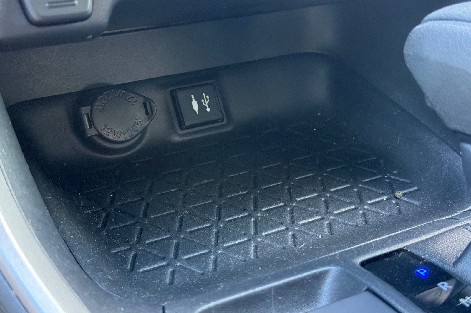 Used 2019 Toyota RAV4 LE w/ Carpet Mat Package FWD image 37