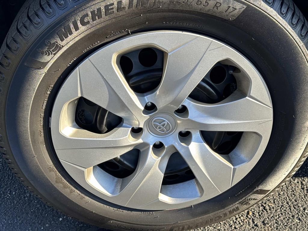 Used 2019 Toyota RAV4 LE image 9