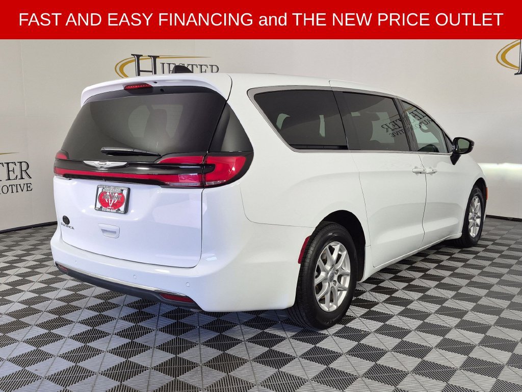Certified 2025 Chrysler Pacifica Select FWD image 4