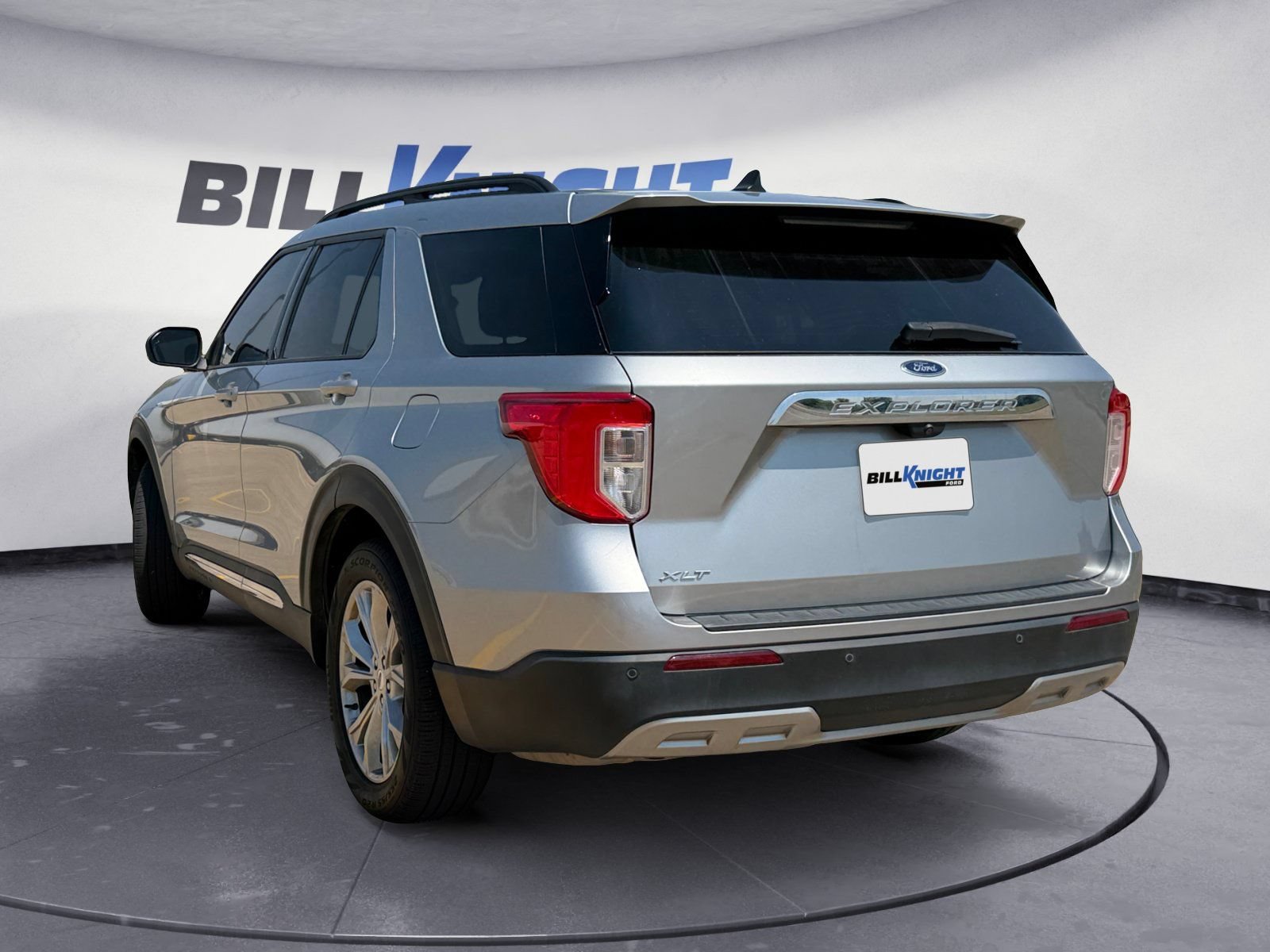 Used 2023 Ford Explorer XLT w/ Equipment Group 202A RWD image 3