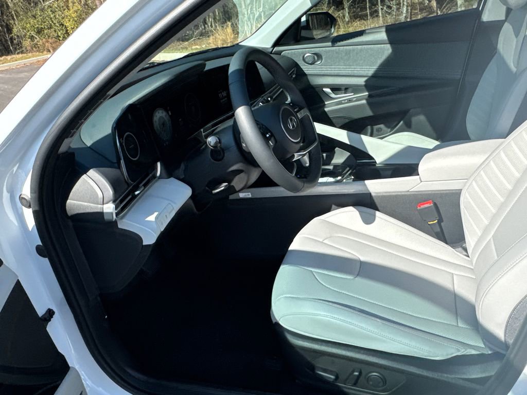 New 2026 Hyundai Elantra Limited image 9