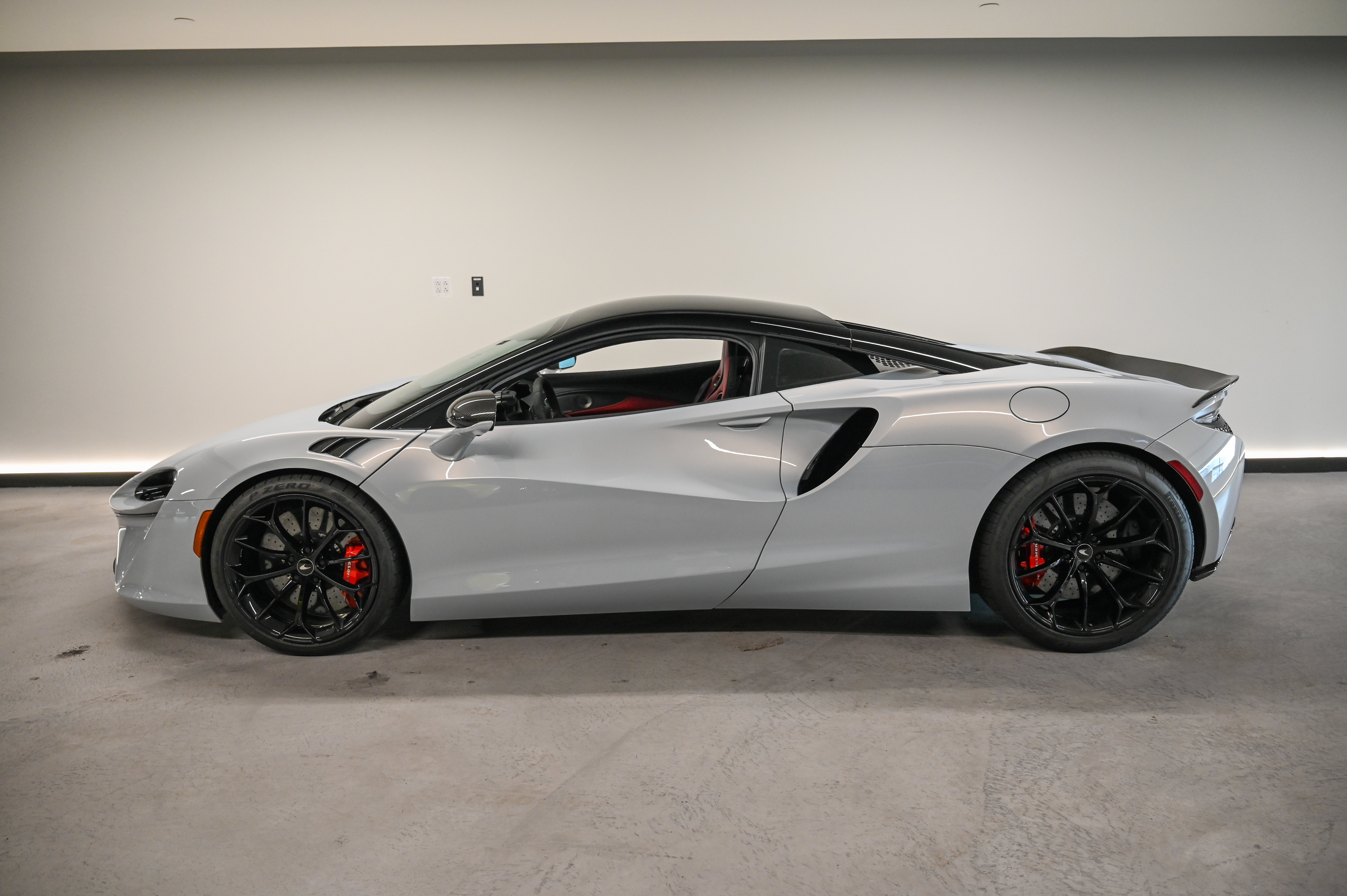 Used 2023 McLaren Artura RWD image 8