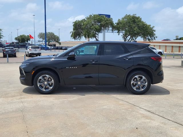Used 2025 Chevrolet Blazer LT FWD image 2