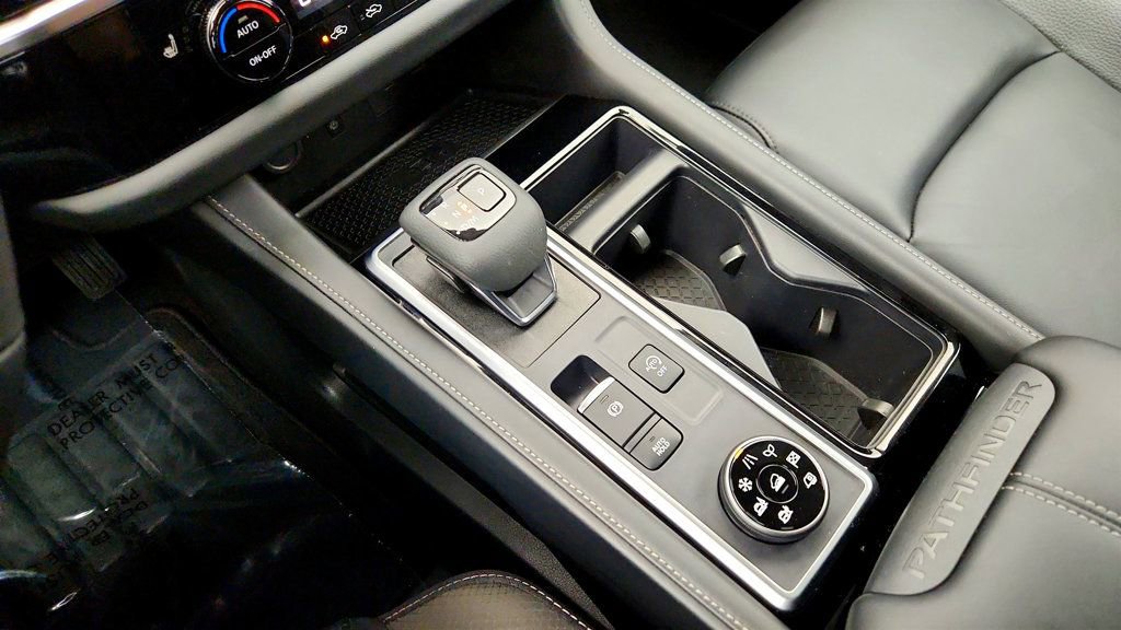 Used 2024 Nissan Pathfinder SL AWD/4WD image 16