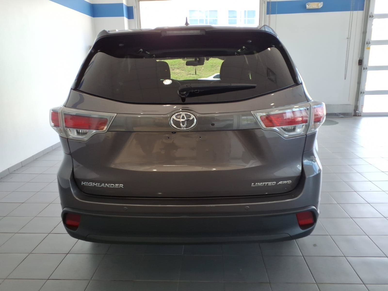 Used 2016 Toyota Highlander Limited w/ Driver Technology Package AWD/4WD image 6